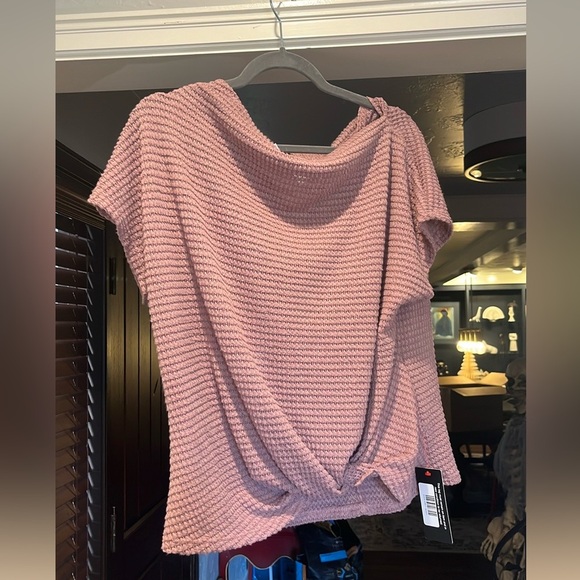NWT Gilli lightweight top with knot at waist for flattering fit  size medium - Picture 1 of 4